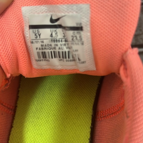 Nike Women's Bright Coral Athletic Shoes size Youth 5 Women’s 7 - Picture 9 of 9